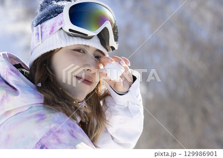 スキーウェアを着たかわいい女性 129986901