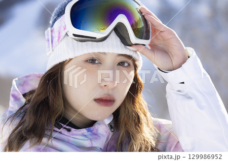 冬を楽しむかわいい女性 冬を楽しむかわいい女性 129986952