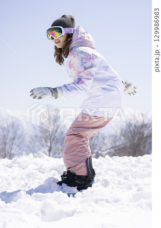 冬を楽しむかわいい女性 冬を楽しむかわいい女性 129986983