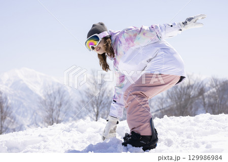 冬を楽しむかわいい女性 冬を楽しむかわいい女性 129986984