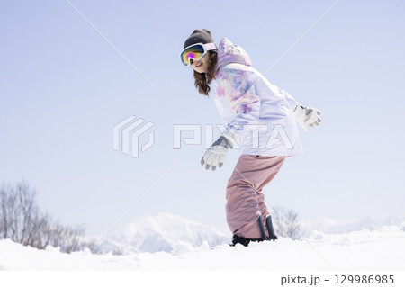 冬を楽しむかわいい女性 129986985