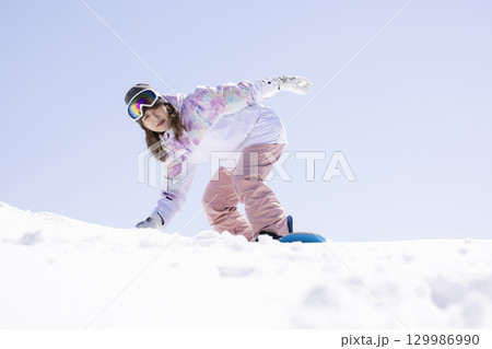 冬を楽しむかわいい女性 129986990