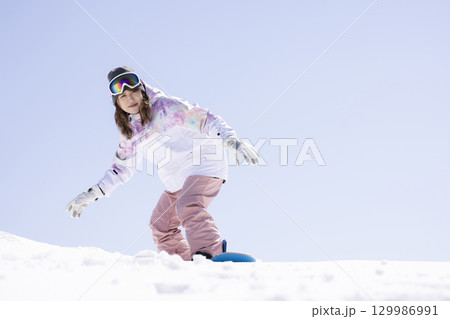 冬を楽しむかわいい女性 冬を楽しむかわいい女性 129986991