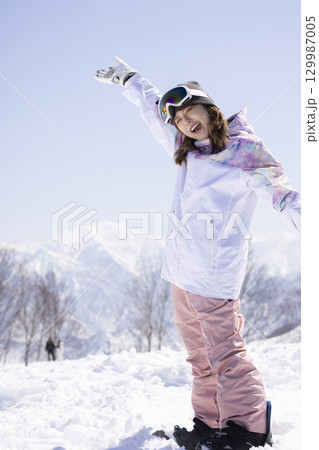 冬を楽しむかわいい女性 冬を楽しむかわいい女性 129987005