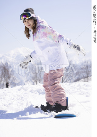 冬を楽しむかわいい女性 129987006