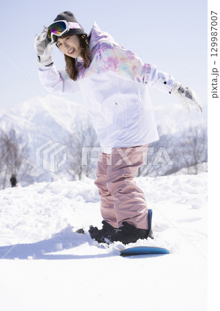 冬を楽しむかわいい女性 129987007