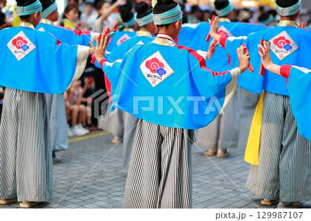 帯屋町で踊るよさこい祭り 129987107