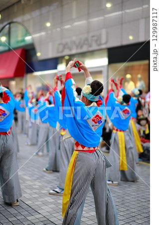 帯屋町で踊るよさこい祭り 129987117