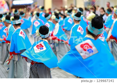 帯屋町で踊るよさこい祭り 129987141