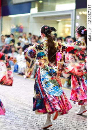 帯屋町で踊るよさこい祭り 129987157