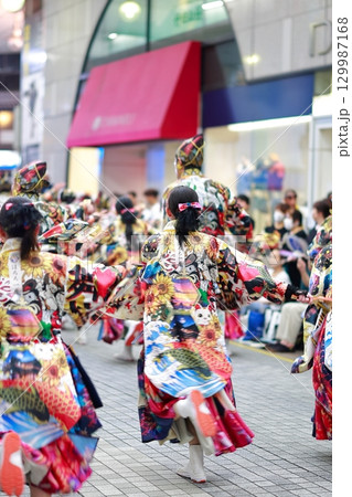 帯屋町で踊るよさこい祭り 帯屋町で踊るよさこい祭り 129987168