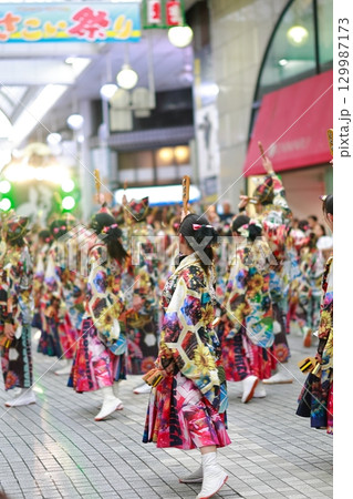 帯屋町で踊るよさこい祭り 帯屋町で踊るよさこい祭り 129987173