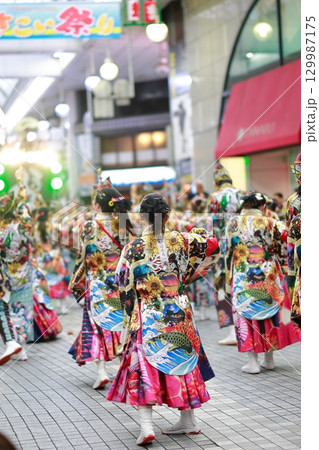 帯屋町で踊るよさこい祭り 帯屋町で踊るよさこい祭り 129987175