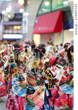 帯屋町で踊るよさこい祭り 帯屋町で踊るよさこい祭り 129987185
