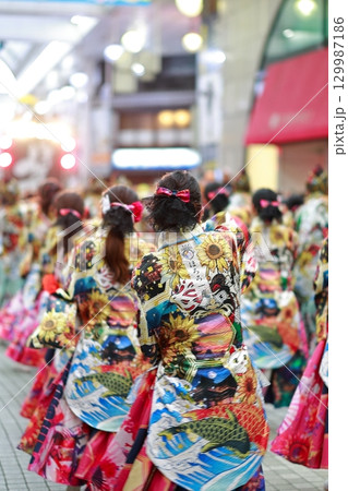 帯屋町で踊るよさこい祭り 129987186