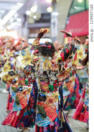 帯屋町で踊るよさこい祭り 帯屋町で踊るよさこい祭り 129987188