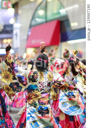 帯屋町で踊るよさこい祭り 129987190