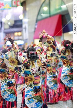 帯屋町で踊るよさこい祭り 129987193