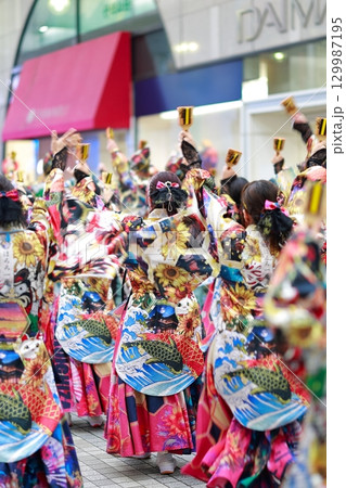 帯屋町で踊るよさこい祭り 129987195