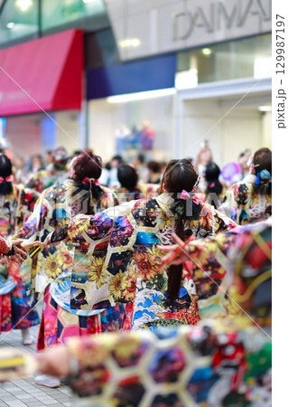 帯屋町で踊るよさこい祭り 帯屋町で踊るよさこい祭り 129987197