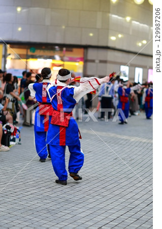 帯屋町で踊るよさこい祭り 帯屋町で踊るよさこい祭り 129987206