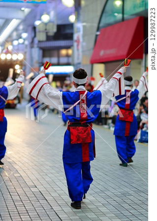帯屋町で踊るよさこい祭り 129987223