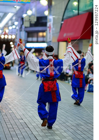 帯屋町で踊るよさこい祭り 129987224