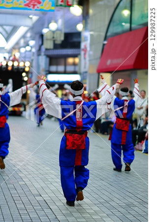 帯屋町で踊るよさこい祭り 129987225