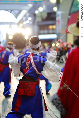 帯屋町で踊るよさこい祭り 129987227