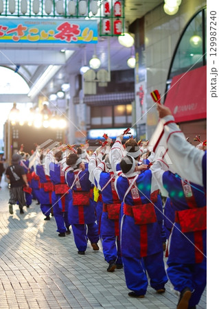 帯屋町で踊るよさこい祭り 129987240
