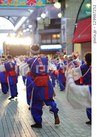 帯屋町で踊るよさこい祭り 129987252