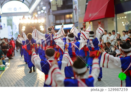 帯屋町で踊るよさこい祭り 129987259