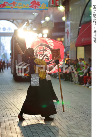 帯屋町で踊るよさこい祭り 129987264