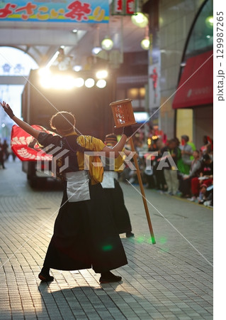 帯屋町で踊るよさこい祭り 129987265