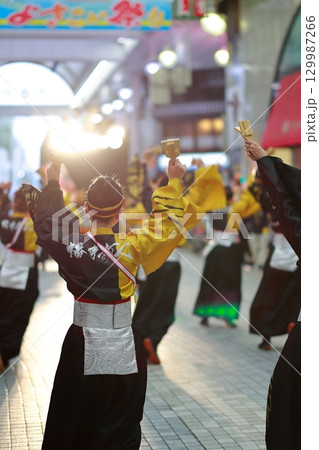 帯屋町で踊るよさこい祭り 129987266