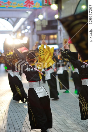 帯屋町で踊るよさこい祭り 129987267