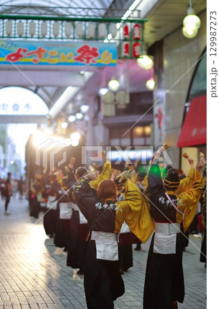 帯屋町で踊るよさこい祭り 129987273