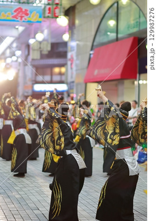 帯屋町で踊るよさこい祭り 129987276