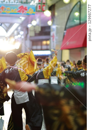 帯屋町で踊るよさこい祭り 129987277