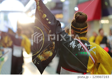 帯屋町で踊るよさこい祭り 129987283
