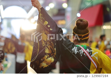 帯屋町で踊るよさこい祭り 帯屋町で踊るよさこい祭り 129987284