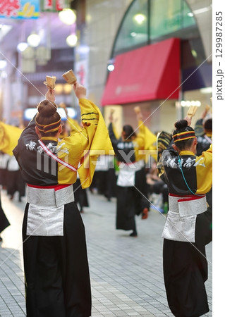 帯屋町で踊るよさこい祭り 129987285