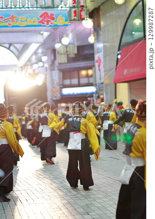 帯屋町で踊るよさこい祭り 129987287