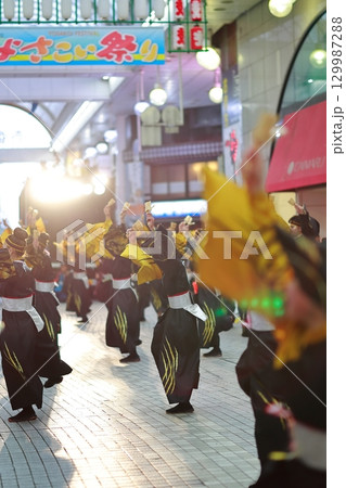 帯屋町で踊るよさこい祭り 129987288