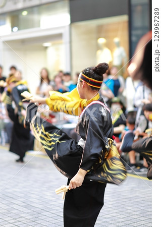 帯屋町で踊るよさこい祭り 129987289