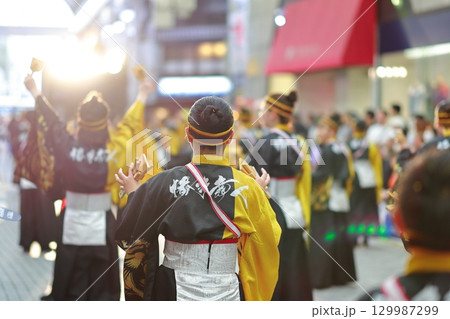 帯屋町で踊るよさこい祭り 129987299