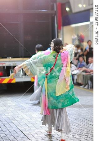 帯屋町で踊るよさこい祭り 帯屋町で踊るよさこい祭り 129987310
