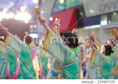 帯屋町で踊るよさこい祭り 129987320