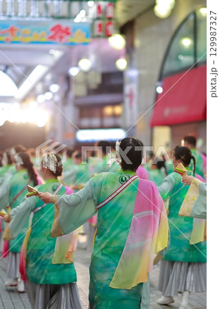 帯屋町で踊るよさこい祭り 帯屋町で踊るよさこい祭り 129987327