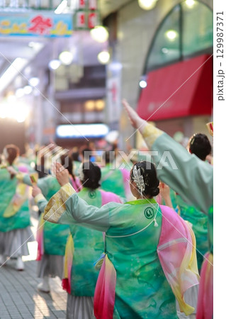 帯屋町で踊るよさこい祭り 129987371